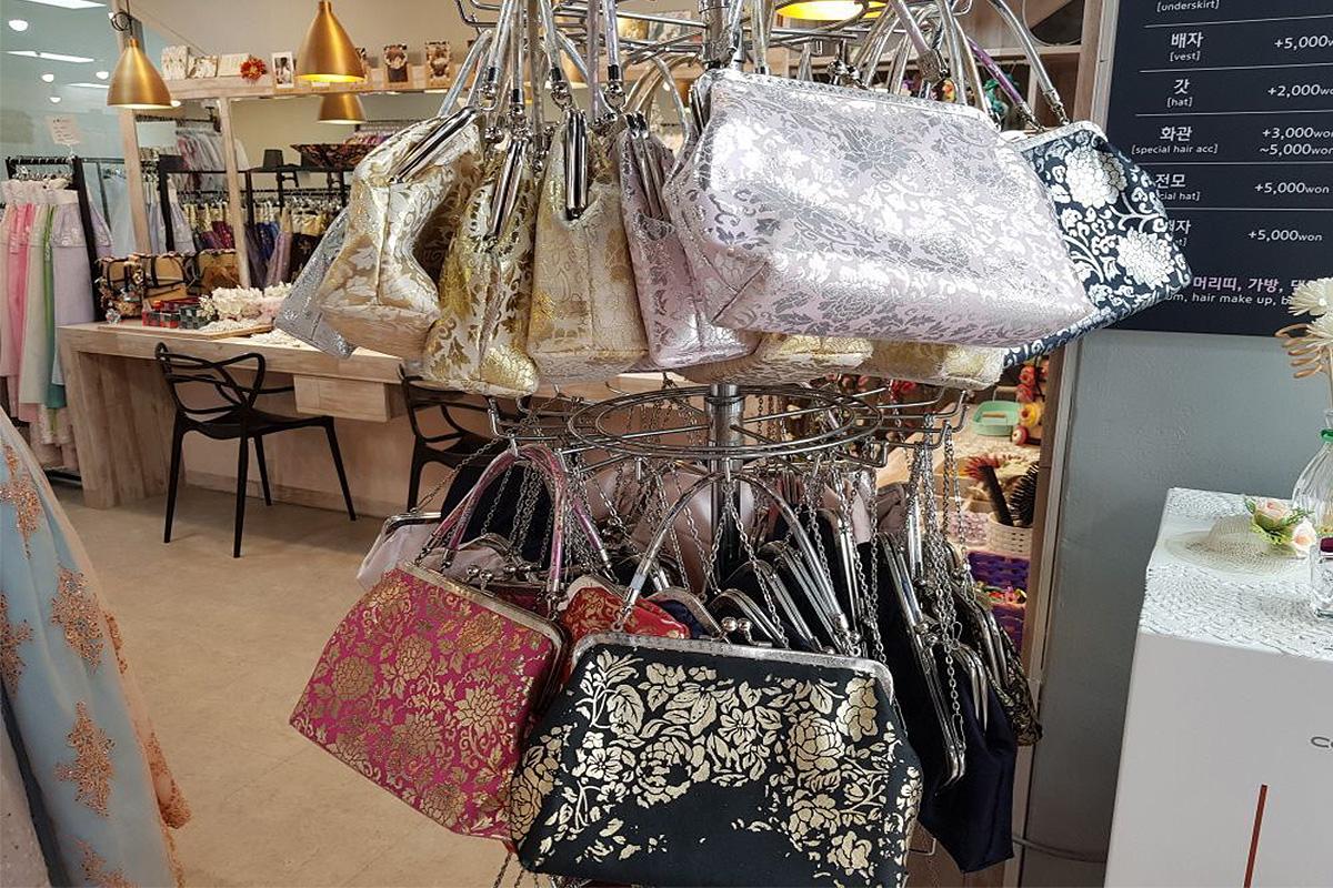店內貨架上掛著的繽紛色彩的可愛小包,作為租借韓服的配件,讓顧客的裝扮更加完整.