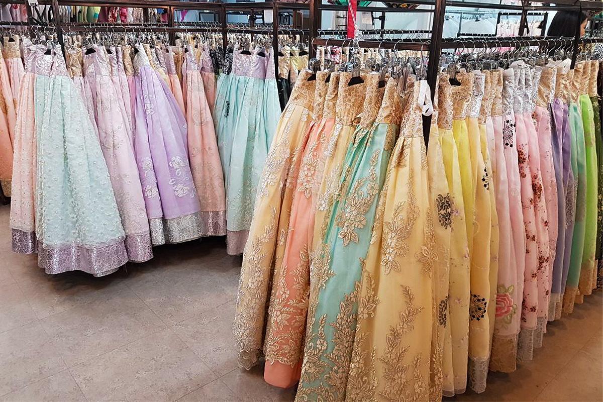 展示著多種款式和色彩的韓服下裙,整齊排列著,供顧客選擇個性化的裝扮.