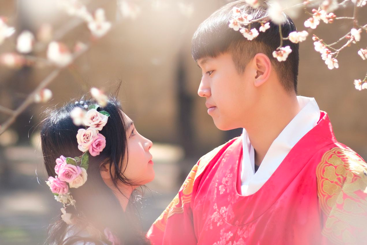 Display of flower accessories for Hanbok rentals, showcasing traditional Korean artistry.