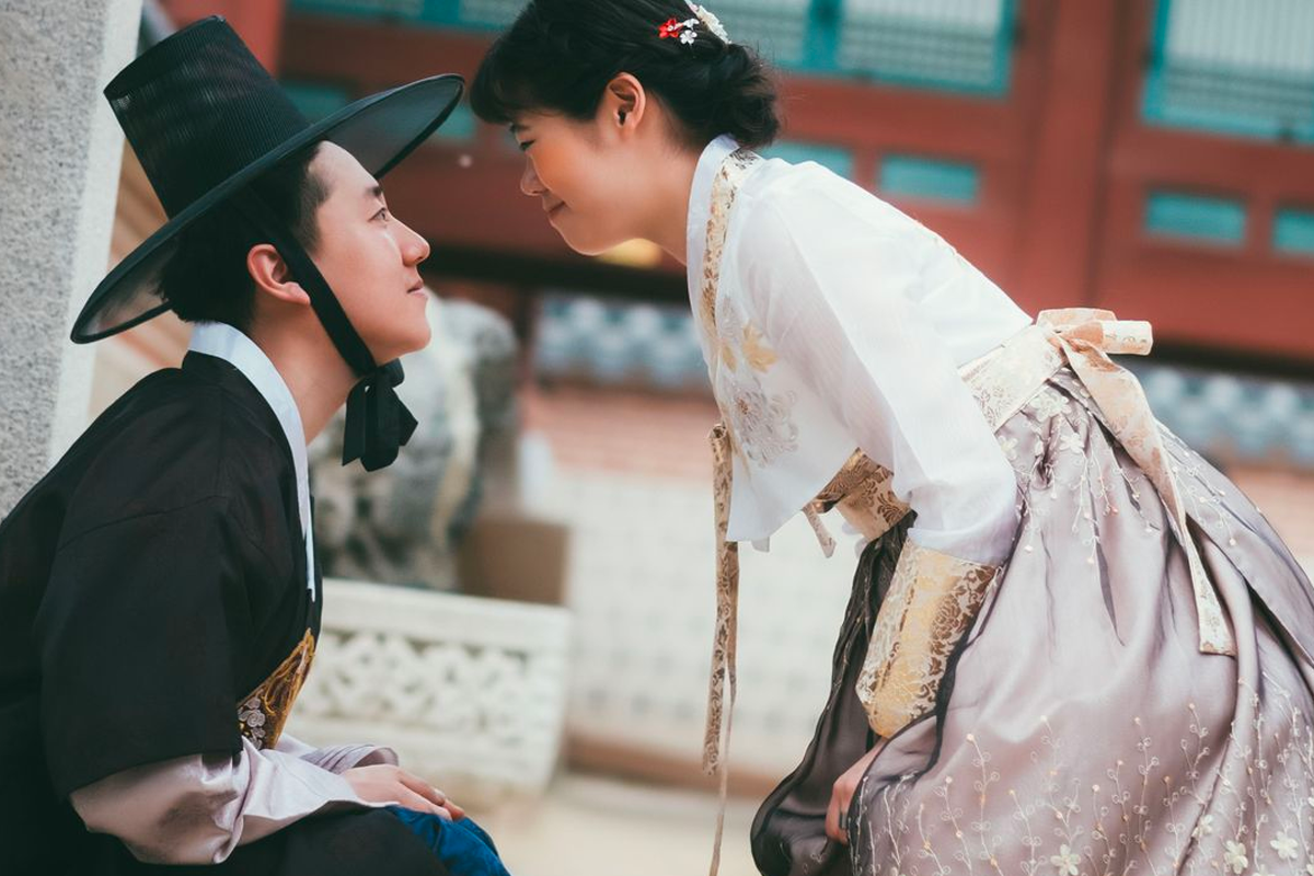 Beautiful Hanboks with embroidered decorations available for rental at InKorea Hanbok.