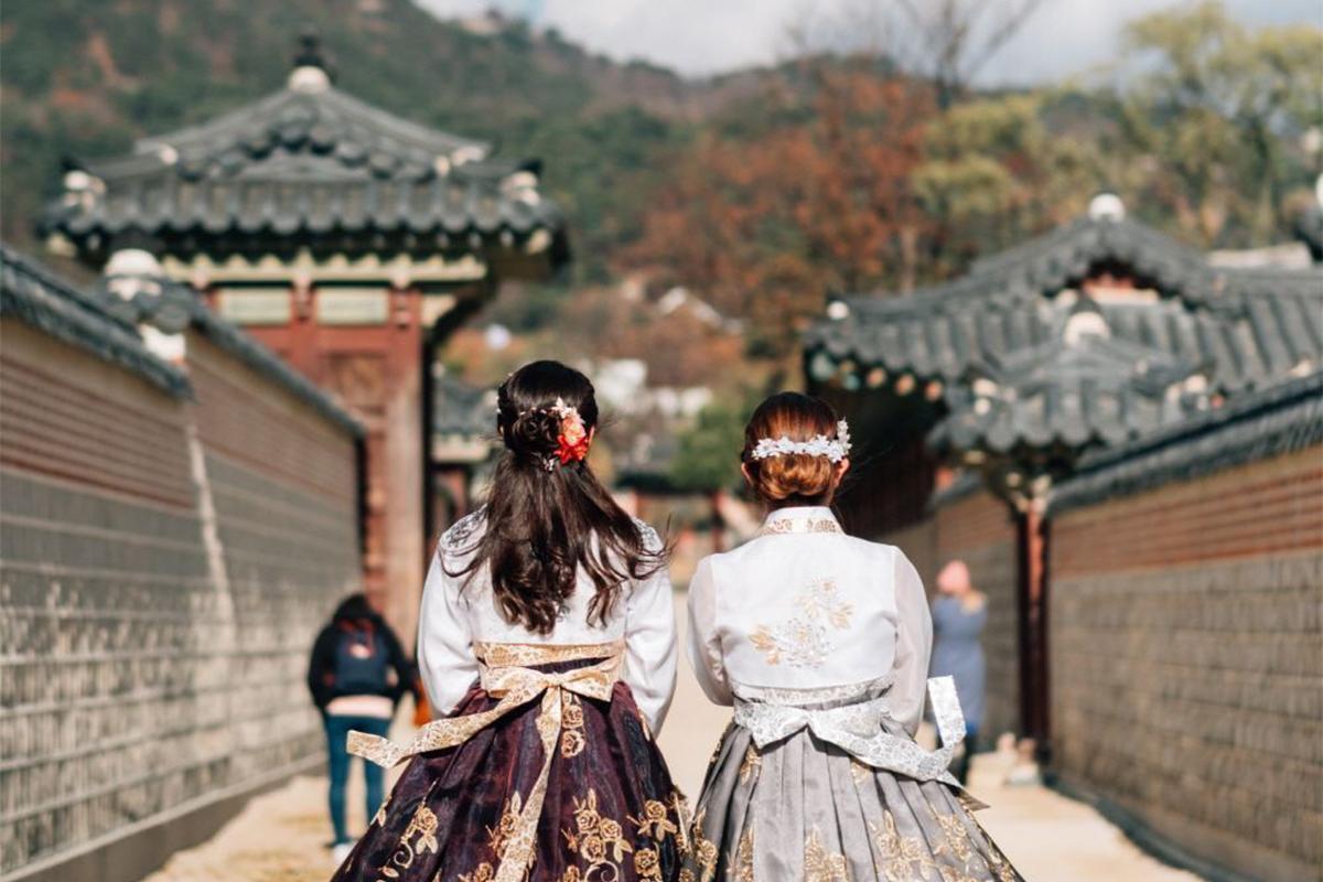 韓服搭配的多種髮型展示,供顧客免費選擇,每個髮型都能呈現別樣的韓服風情.