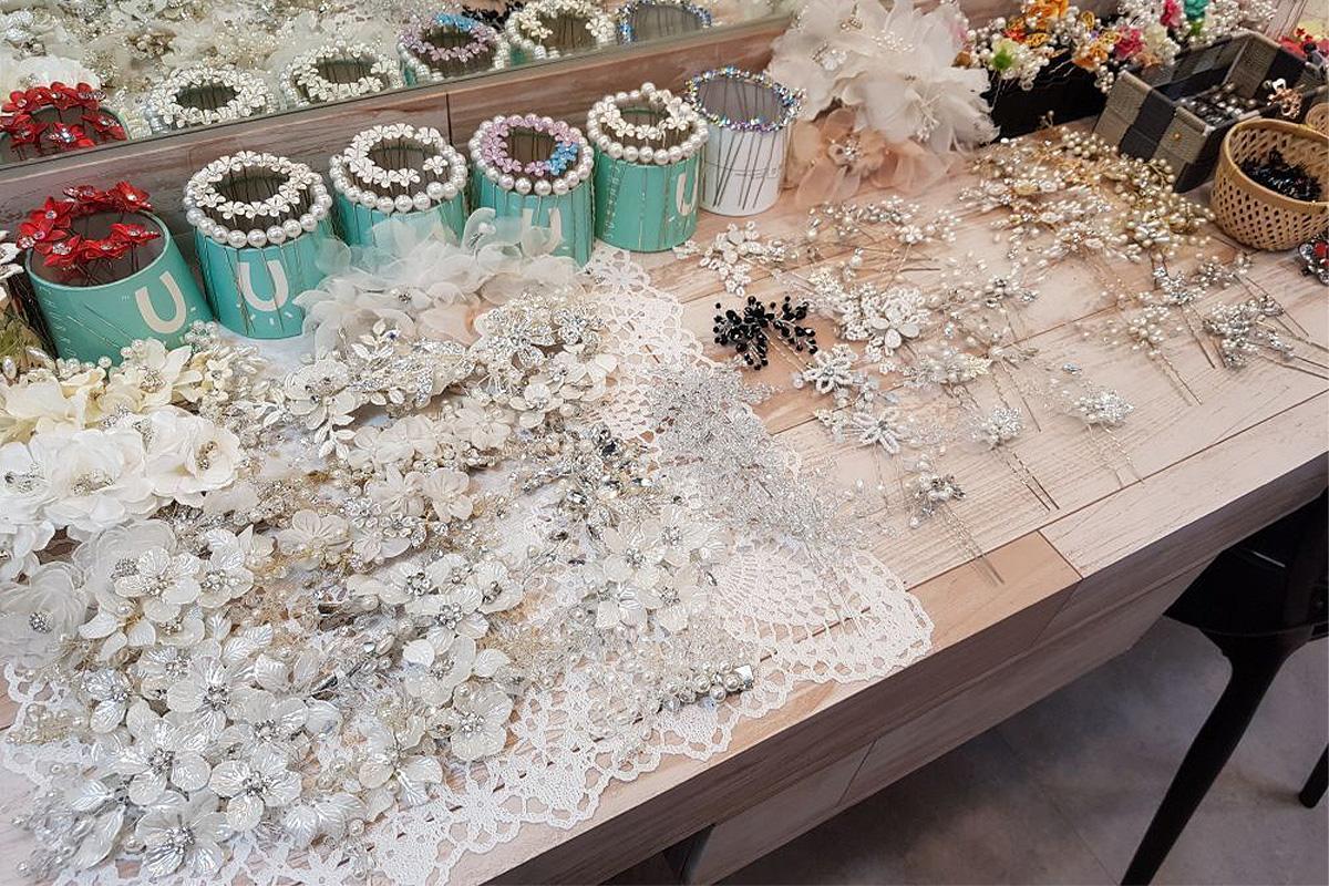 供顧客選擇的多款精美頭飾,擺放在鏡子前的展示區,吸引喜愛精緻裝飾的顧客.