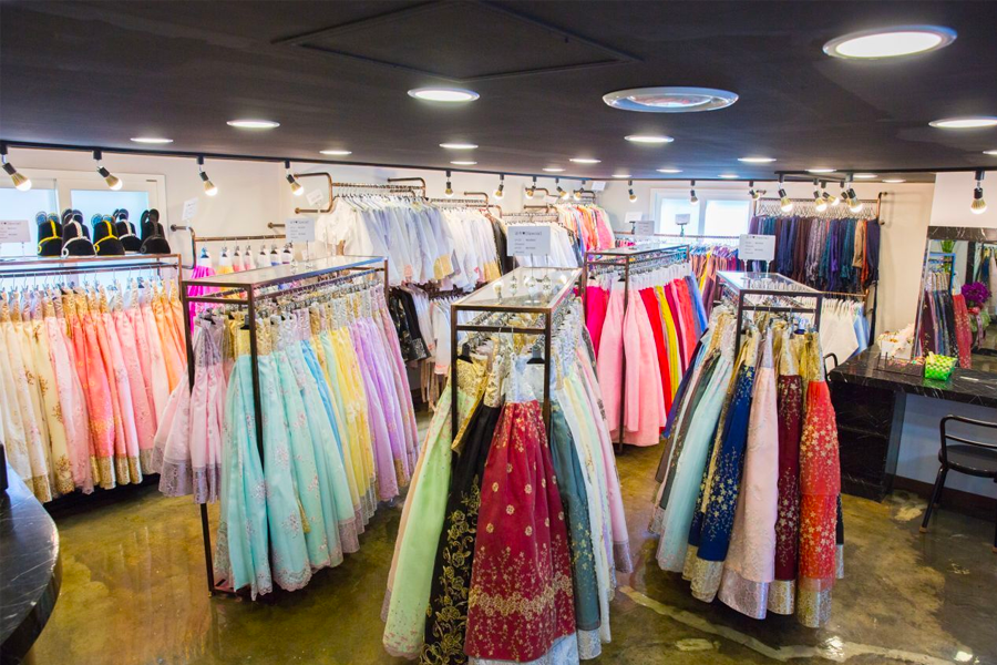 Visitors entering the 'Ohneul Haru Hanbok' rental shop to explore hanbok options.