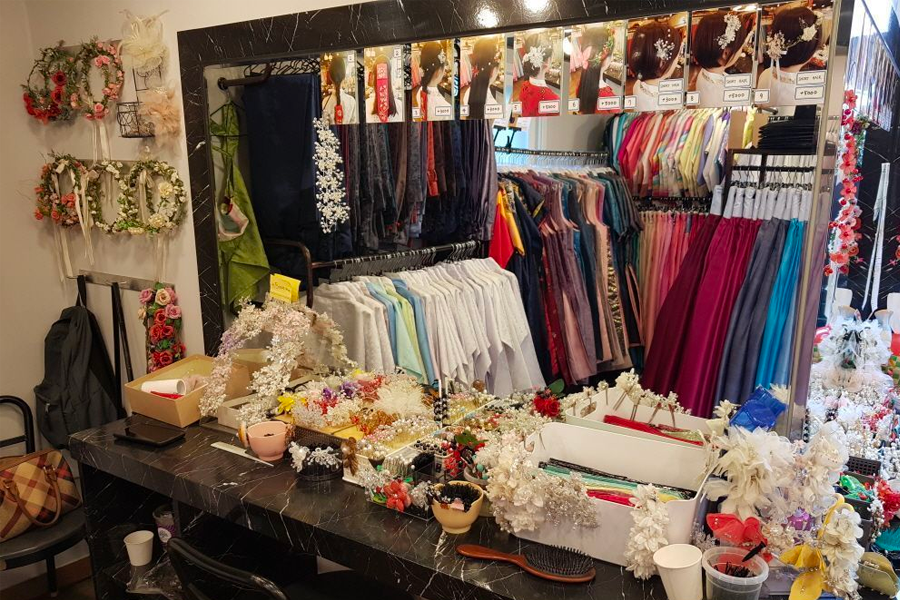 A beautifully styled hair piece with floral design being adjusted at the hanbok rental.