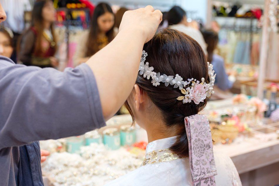 Guests dressed in hanbok enjoying the scenic and cultural experience at Gyeongbokgung.