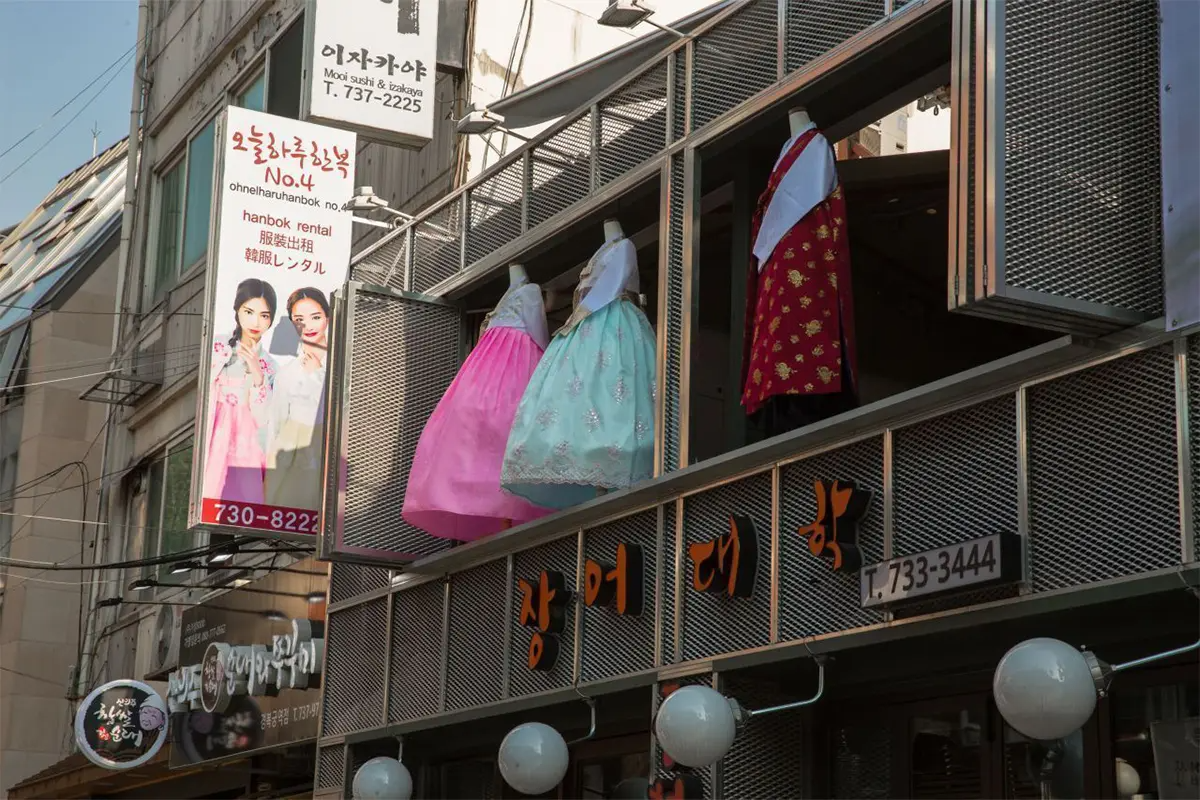 Exterior of Ohnelharu Hanbok shop in Seoul displaying colorful Hanboks. The shop features a sign with mannequins dressed in traditional attire in the windows.