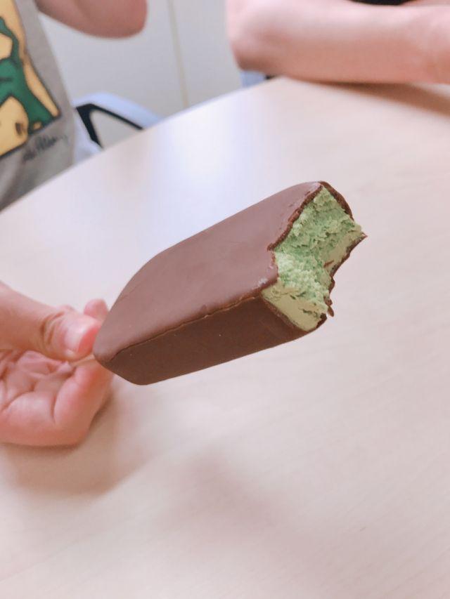 녹차 아이스크림 실제 상품 - 대만어로 "GS25韓國Lotte抹茶巧克力棒展示圖"