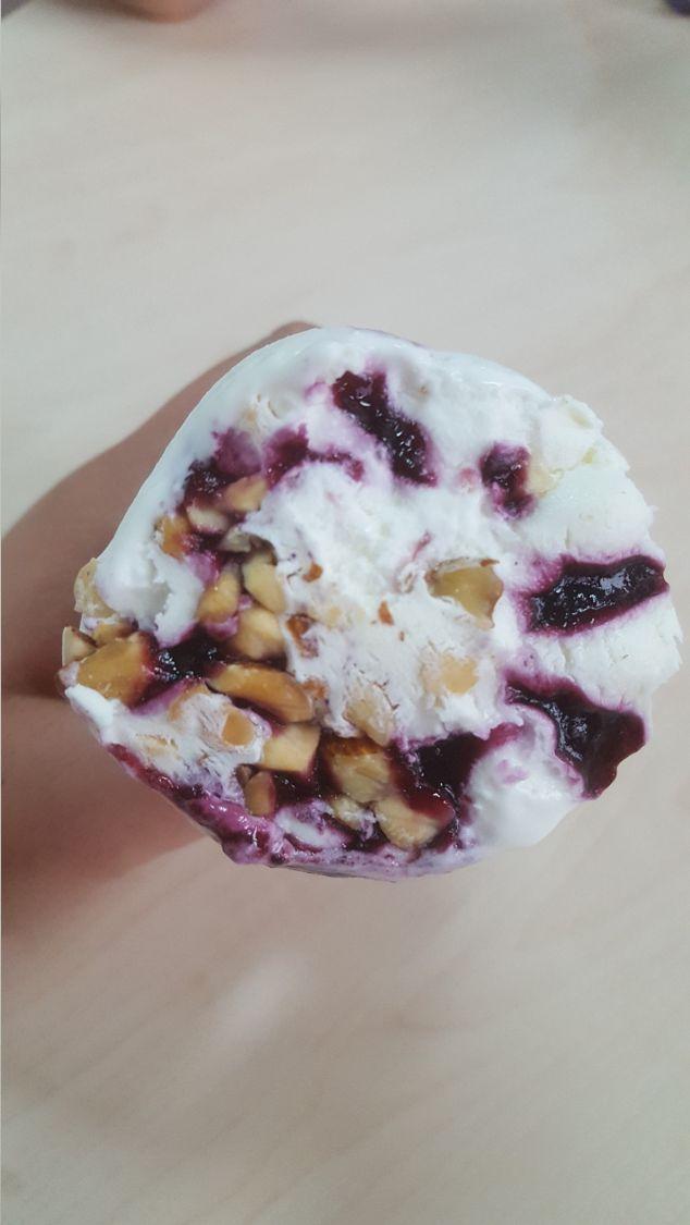 라베스트 치즈케이크 콘 아이스크림 - 대만어로 "GS25韓國La Best起司蛋糕甜筒內的藍莓醬展示圖"