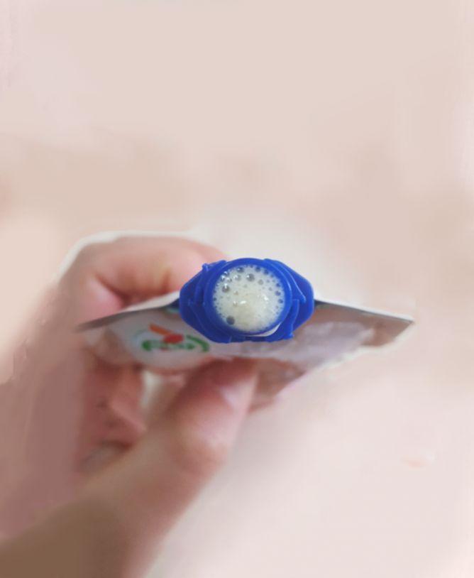 야콧르(養楽多)뚜껑 - 대만어로 "7-11韓國養樂多冰凍的吸管開口"