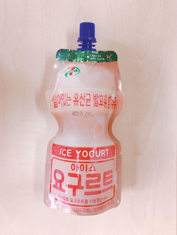 야콧르(養楽多)포장 - 대만어로 "7-11韓國養楽多冰凍的塑膠包裝"