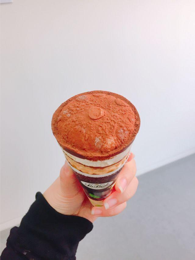 韓國CU便利商店提拉米蘇甜筒上有巧克力粉的冰品