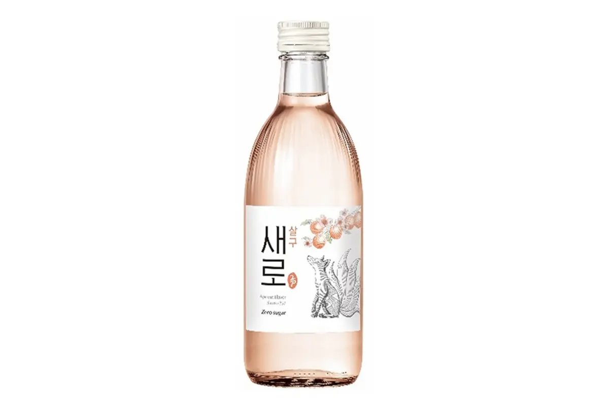 새로 소주 병, 한국 전통의 아름다움을 보여주는 섬세한 디자인의 패키지로 유명한 소주입니다.