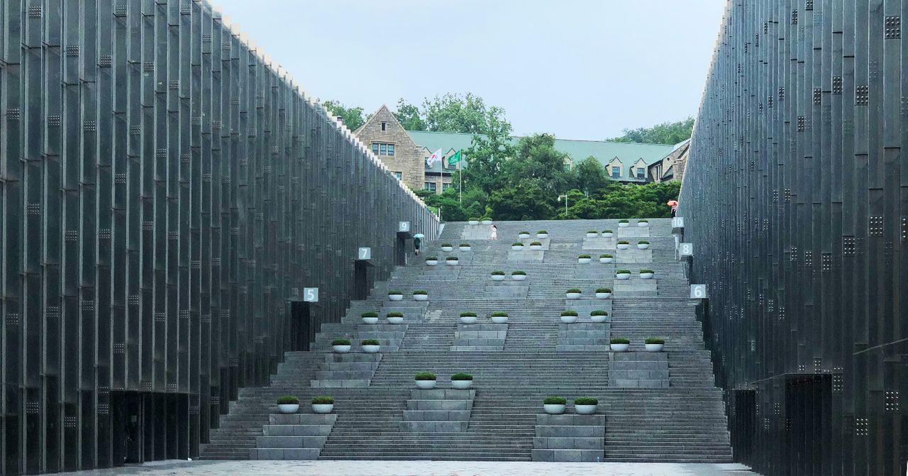 서울 명문 대학인 이화여자대학교 캠퍼스를 배경으로 한 멋진 전망대.