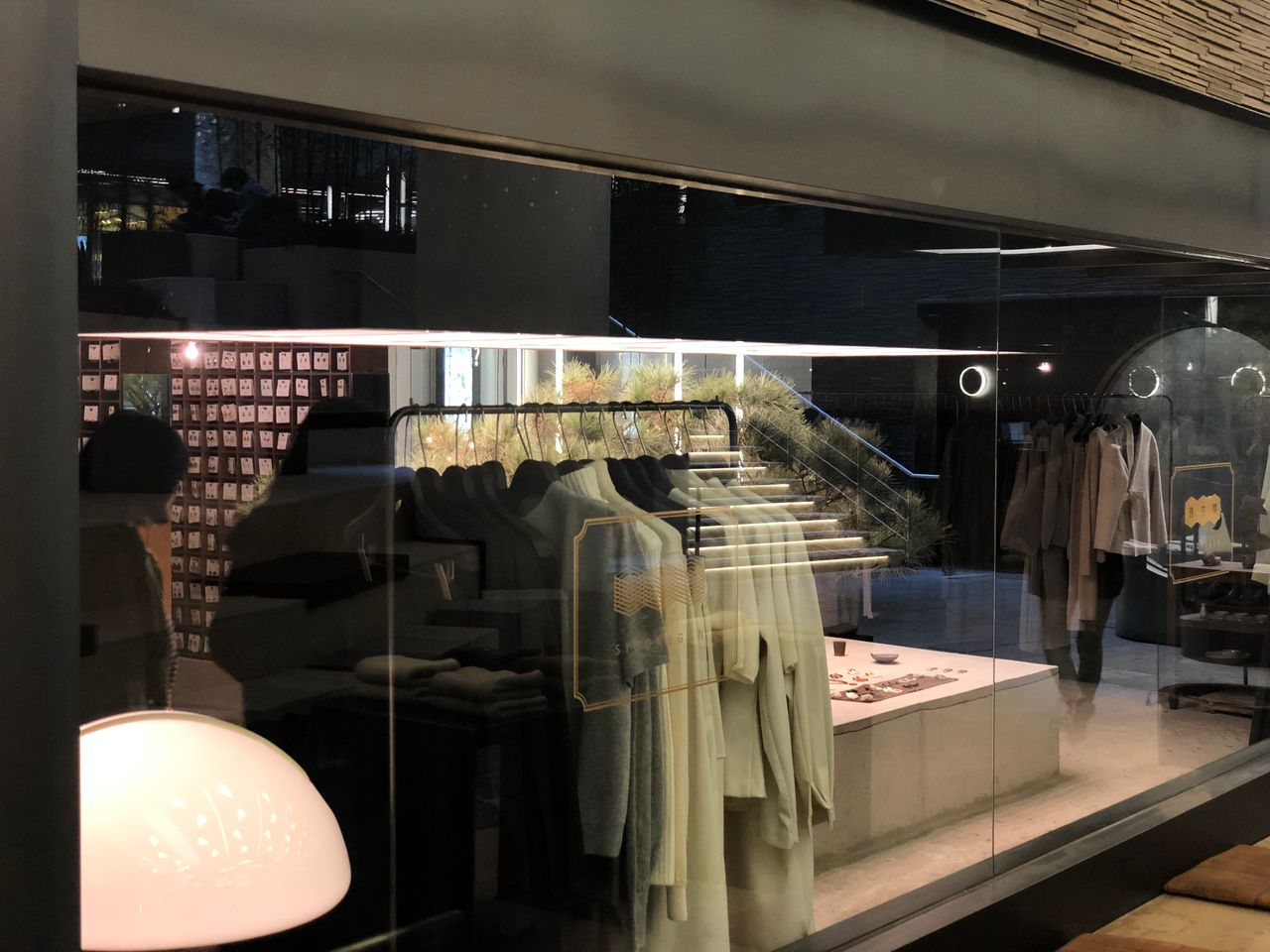 서울 인사동의 상점 안에 전시된 고급 의류 및 액세서리.