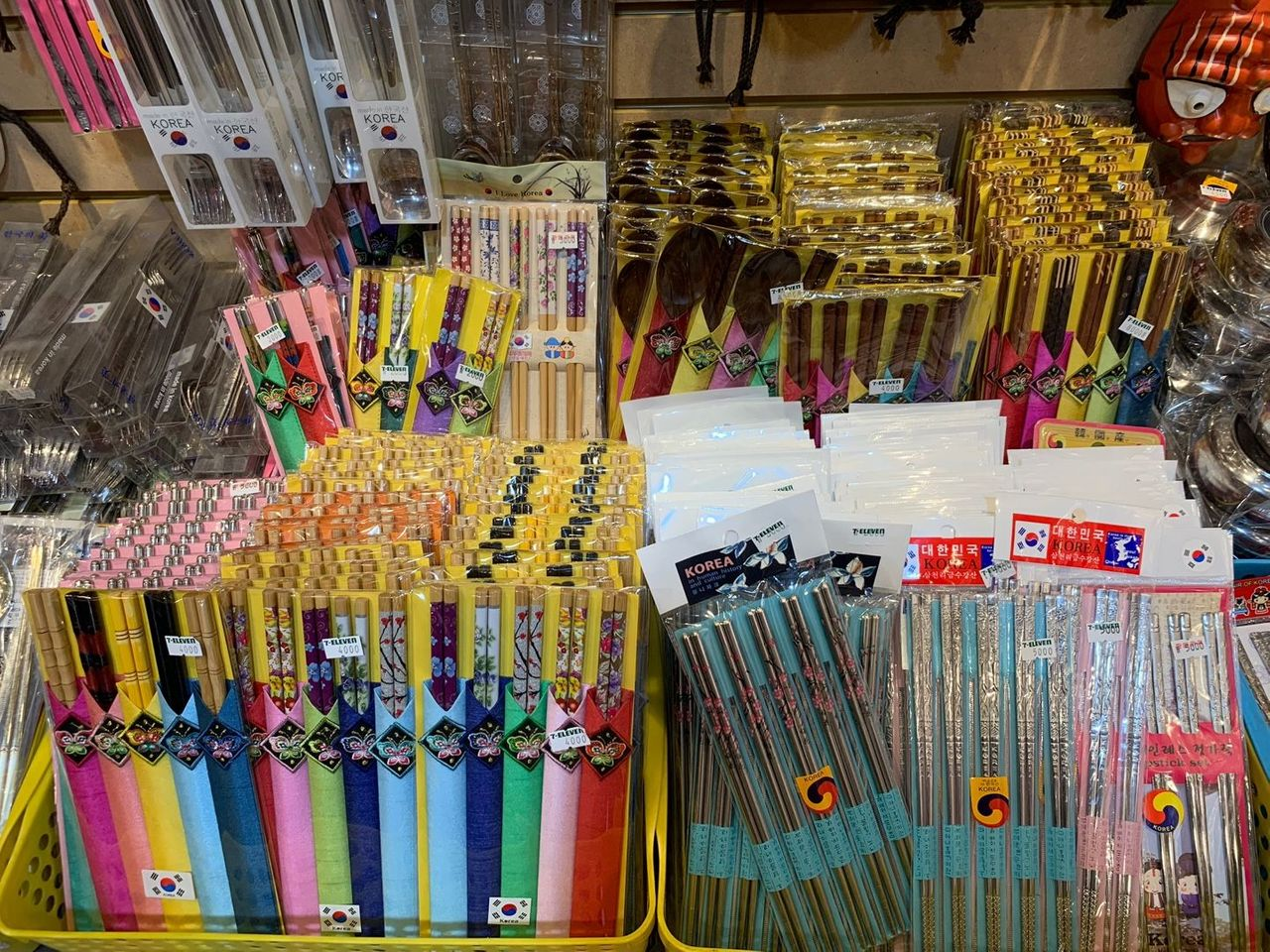 서울 인사동 나들리 상점 내부에 전시된 한국 전통 젓가락과 식기 세트.