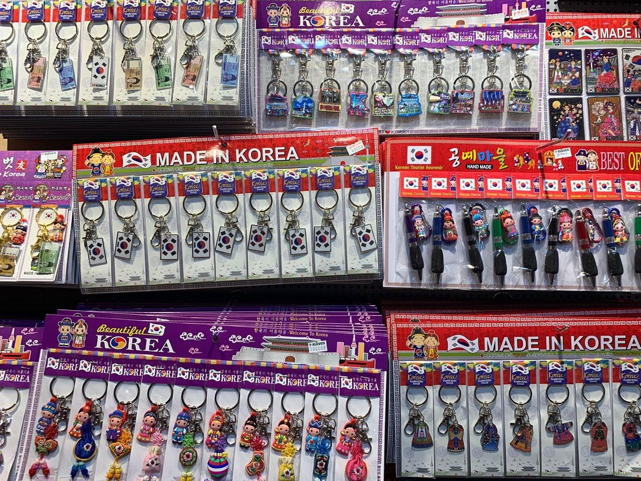 서울 인사동 나들리 상점 쇼룸에 전시된 다양한 한국제 열쇠고리 및 기념품들.