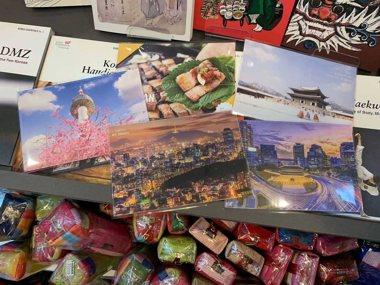 서울 인사동 나들리에서 판매되는 서울의 아름다운 풍경이 담긴 엽서 컬렉션.