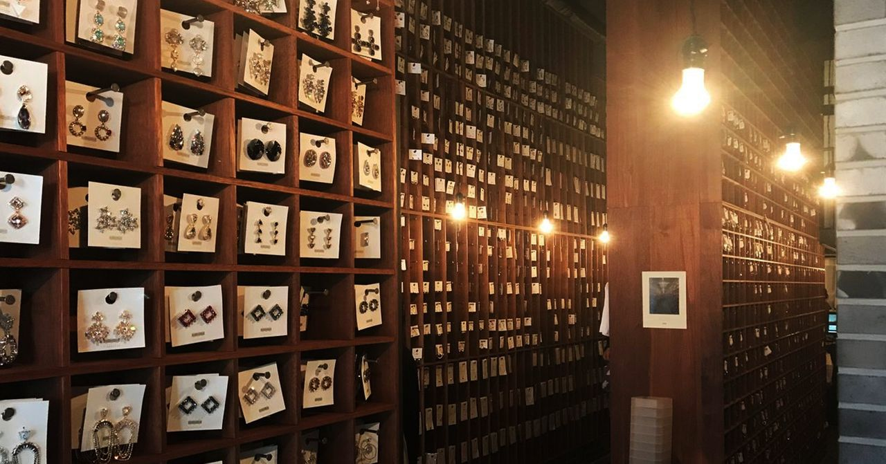 서울의 트렌디한 액세서리 상점, 정교하게 정리된 귀걸이 컬렉션이 벽을 채우고 있음.