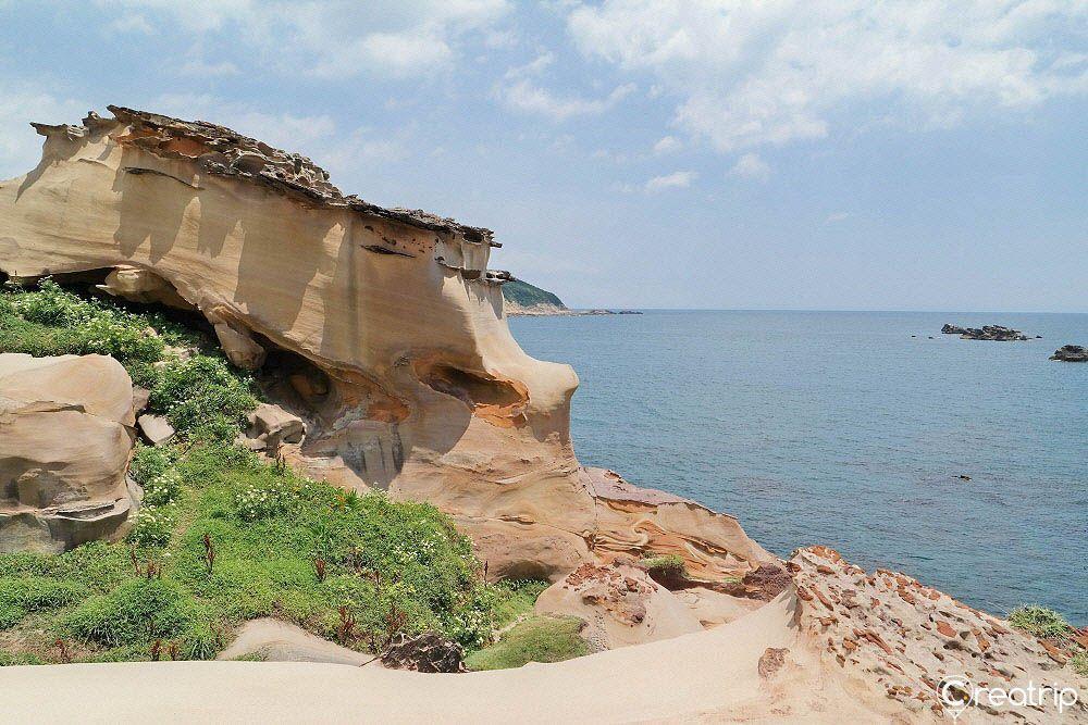 Unique rock formations and coastal scenery at Yehliu Geopark, a popular tourist destination in Taiwan known for its stunning natural landscapes.