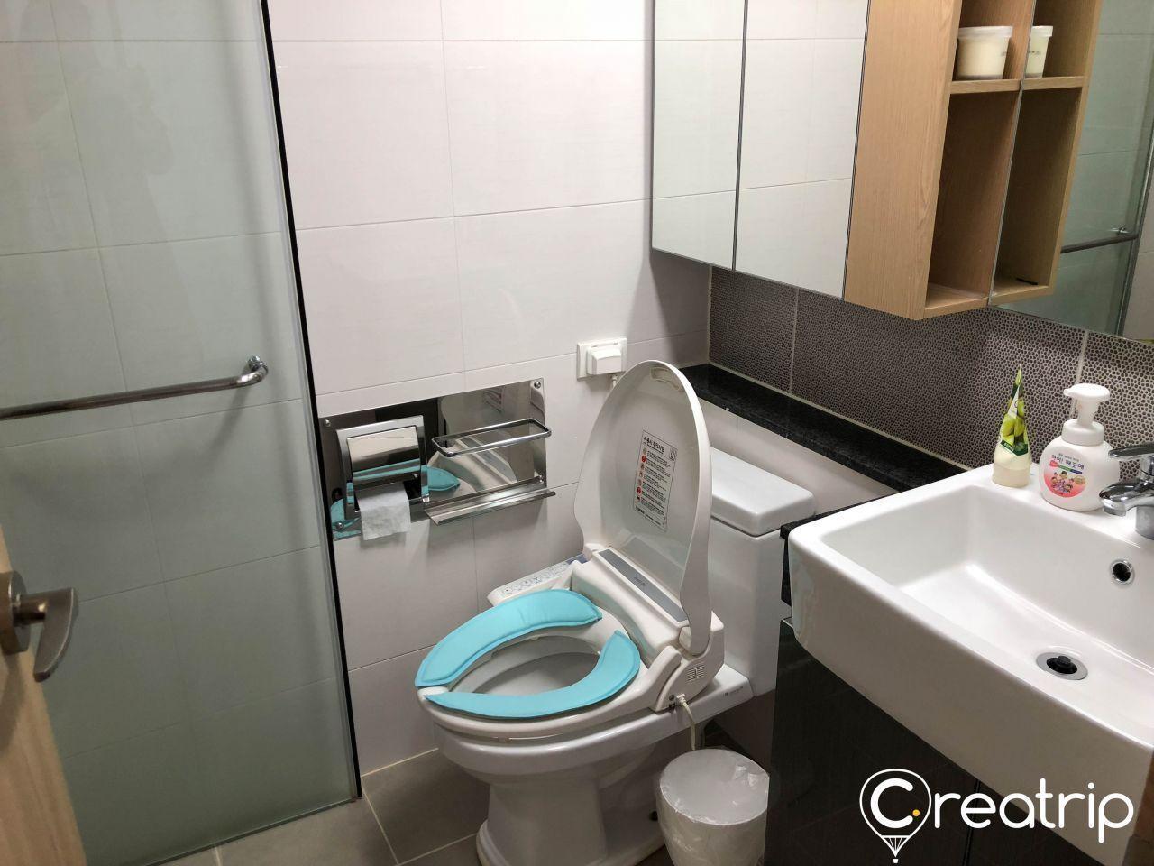 現代化浴室配有乾濕分離的淋浴區，以及便利的免治馬桶。