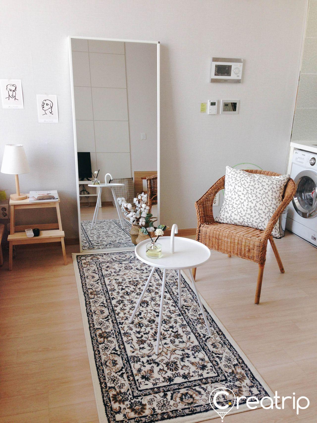 現代化風格的卧室，擺放著桌椅和鏡子，創造舒適的住宿環境。