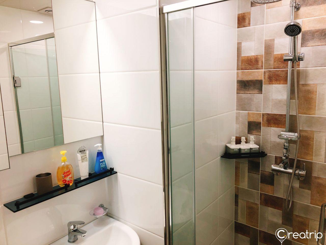 浴室設計為乾濕分離，提供齊全的衞浴用品，包括香波和護髮素。