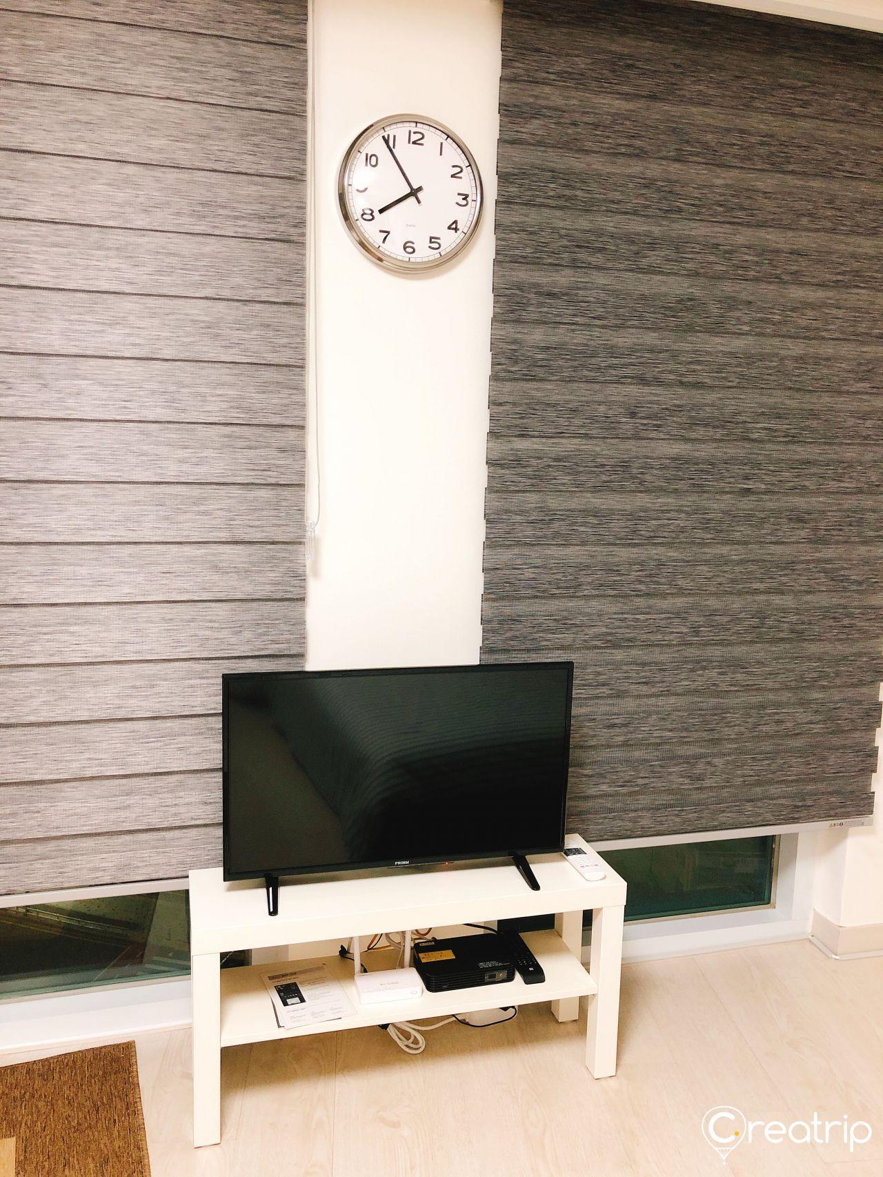 客廳帶有掛鐘和電視，可以在這裡舒適地放鬆和觀看電視。