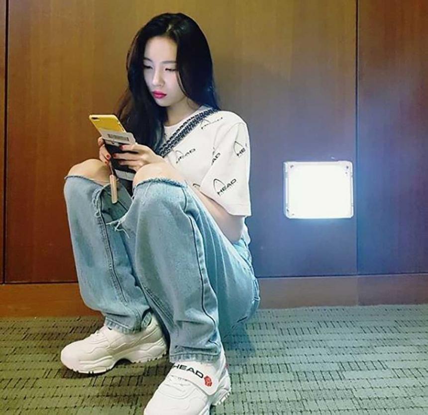 宣美穿着宽裤，展示宽松舒适的韩风时尚。