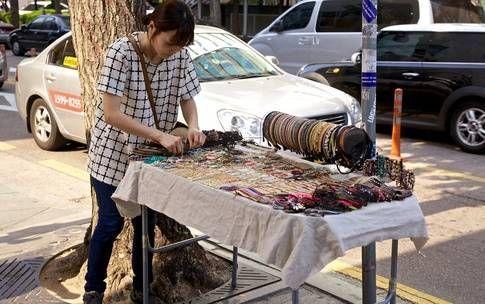 新沙洞林荫道创意市集，艺术与时尚交融的热闹集市。