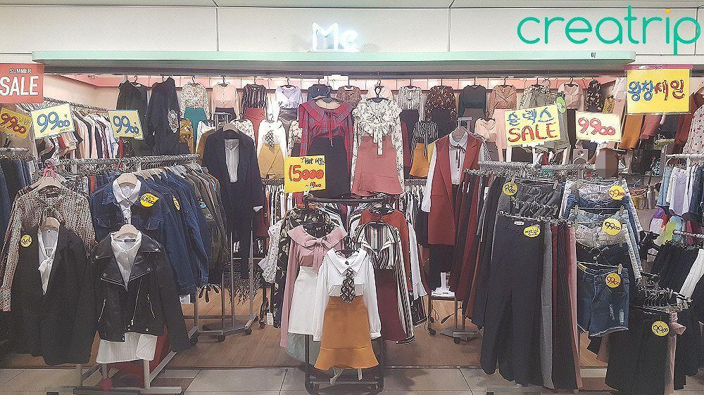 韩国地铁商场地图，指示购物热点和交通枢纽的连接，为游客提供便利指引。