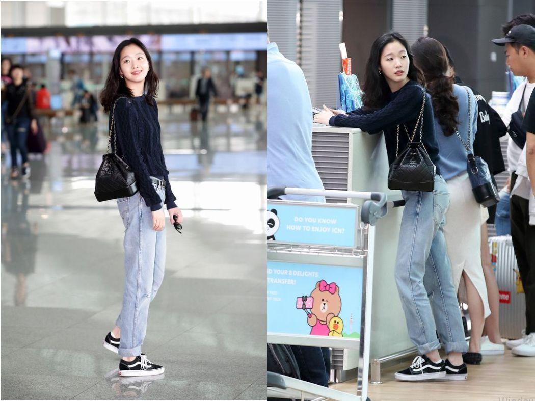 深蓝色针织衫搭配一字裤的韩国女性街拍风格，展示时尚休闲装扮。