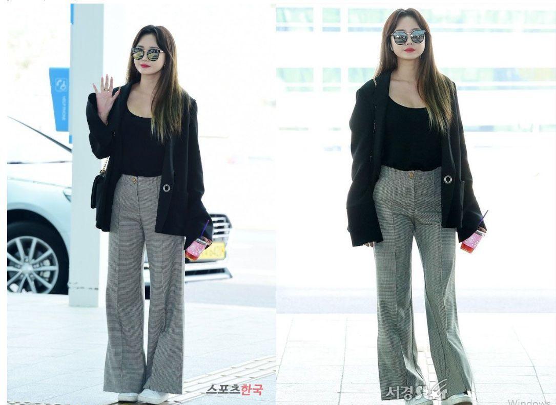 身穿宽松长裤的女性，展示舒适轻松的夏日风格。