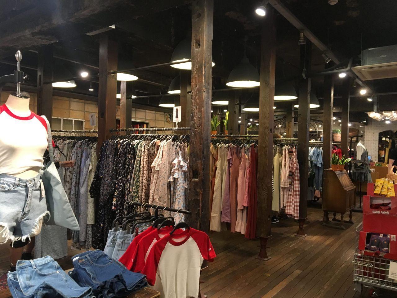 明洞知名购物商店，展示丰富的男女服饰选择，提供独特购物体验。