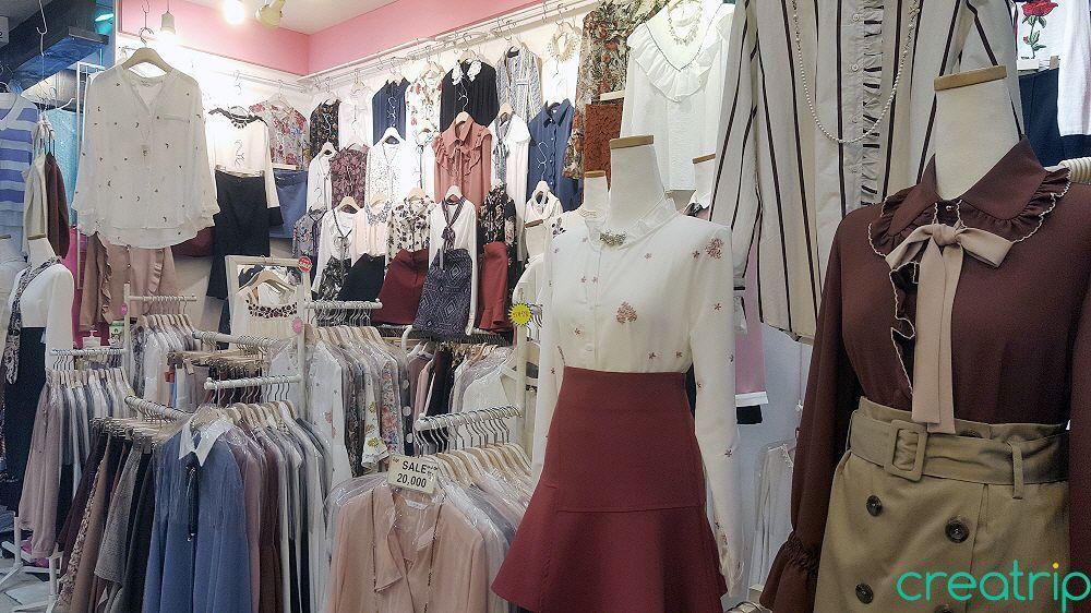 东大门室内服饰店，琳琅满目的服装款式适合不同风格的消费者。