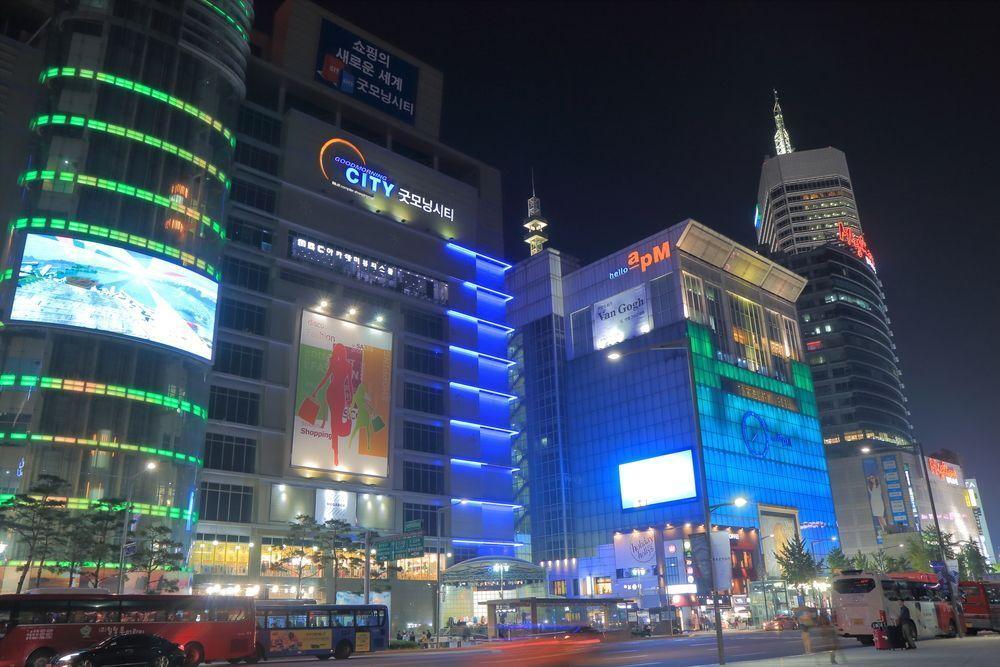 东大门购物中心的夜景，色彩斑斓的灯光映照出夜间的繁华与时尚。