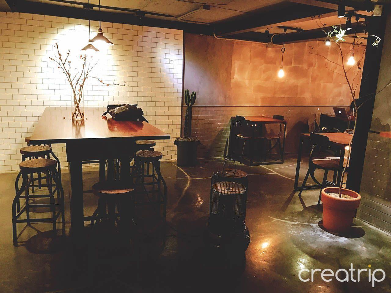 WATCO咖啡廳內部現代舒適氛圍，吸引延世大學學生的聚集地