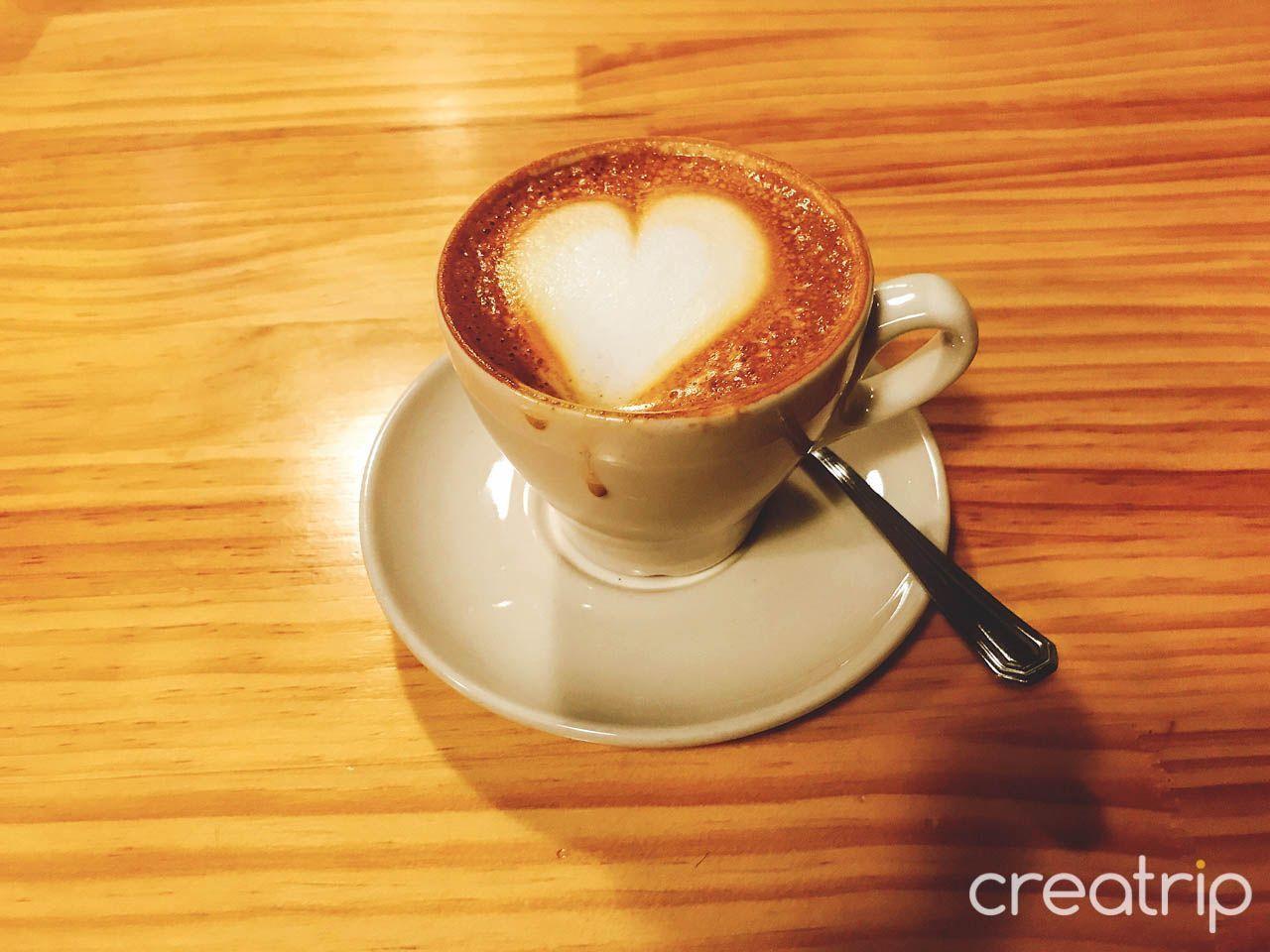 以拿鐵和舒適空間著稱的WATCO咖啡廳，提供休憩與工作環境