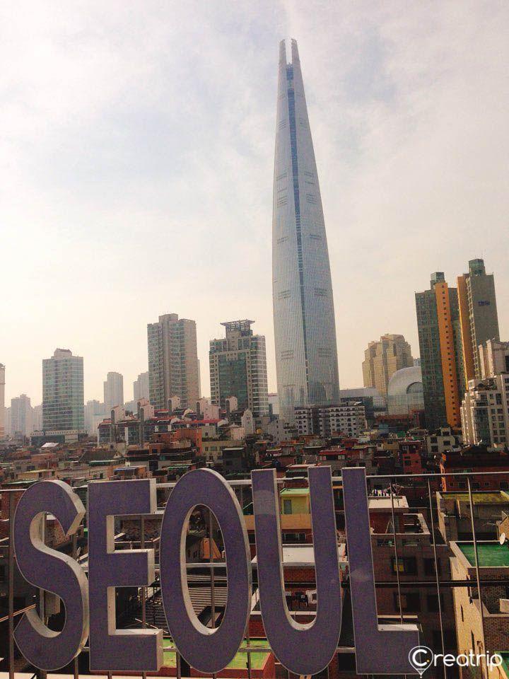 樂天世界塔和SEOUL字樣看板的全景，位於首爾的首爾主義咖啡廳之景觀