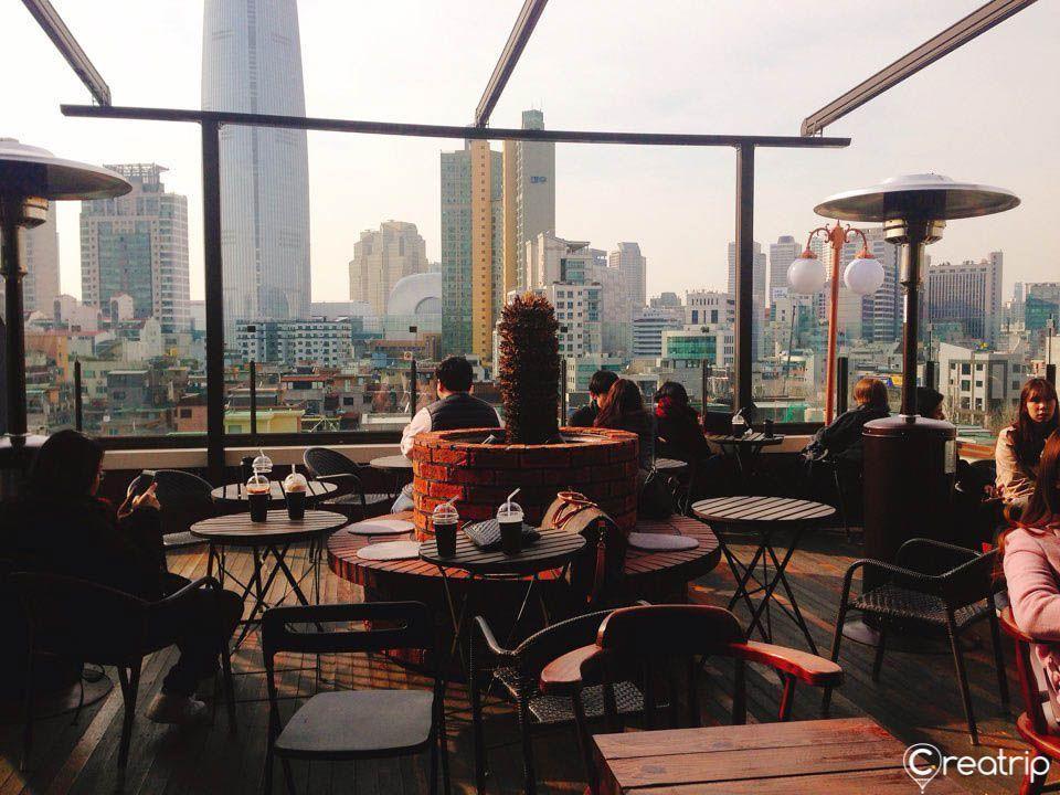 首爾主義咖啡廳的露臺，享受樂天世界塔的壯麗景觀