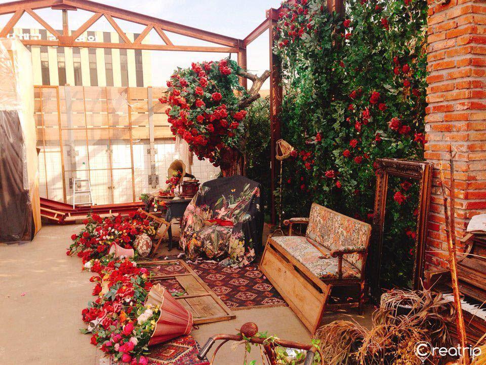 裝飾著紅玫瑰的室內空間，位於首爾的首爾主義咖啡廳內部