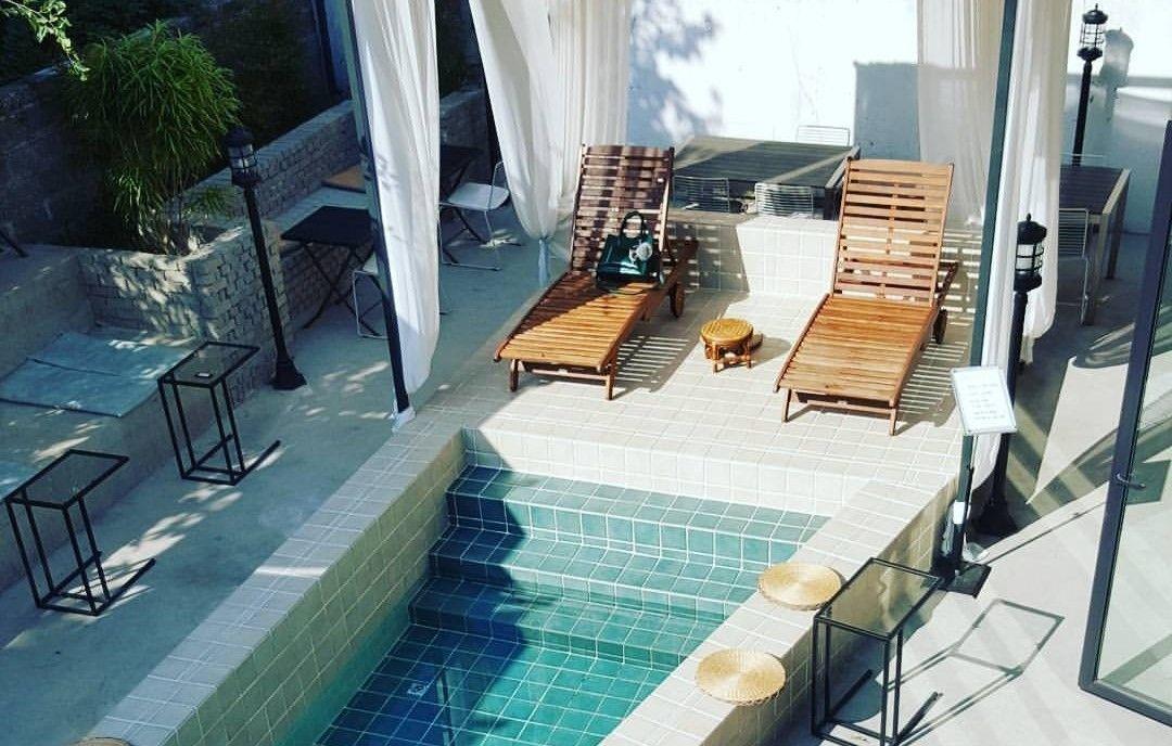 cafe&other特色的室內小泳池及座位區，位於首爾聖水洞的獨特咖啡廳