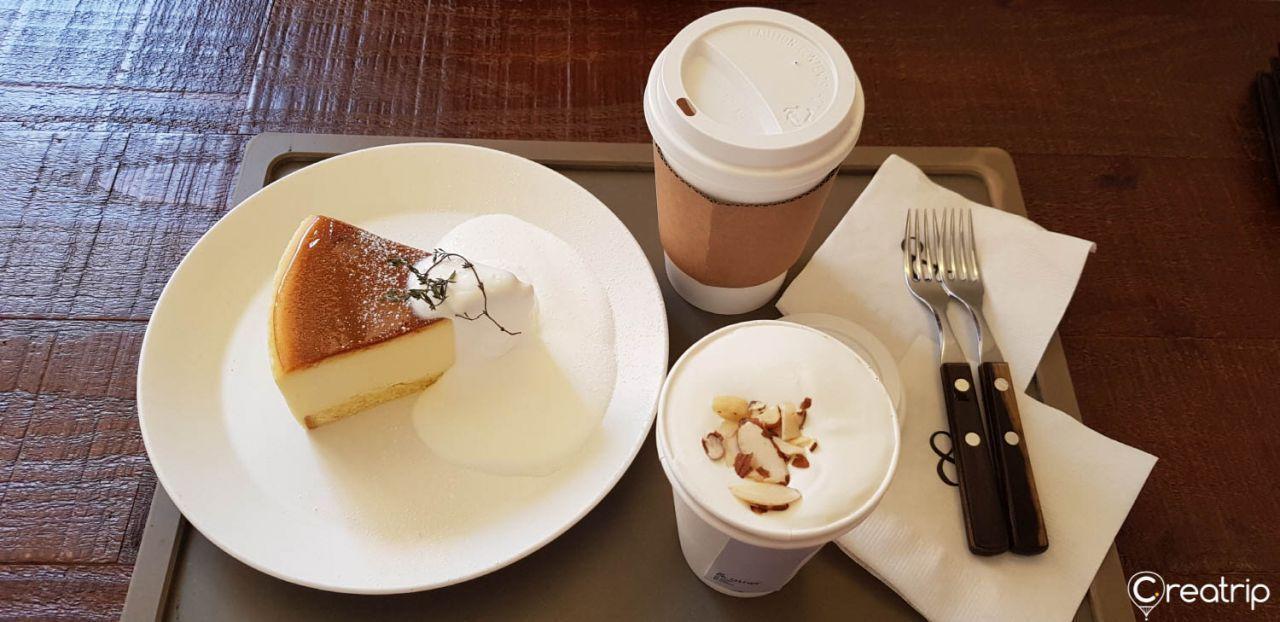 漢城聖水洞cafe&other內部的獨特禮服展示區