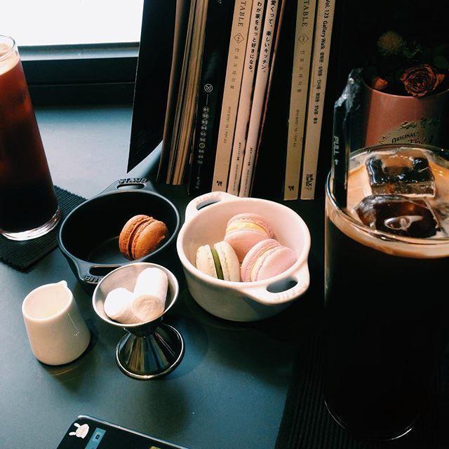 Pied咖啡廳的現代灰色外觀，內部陳列豐富馬卡龍和甜品