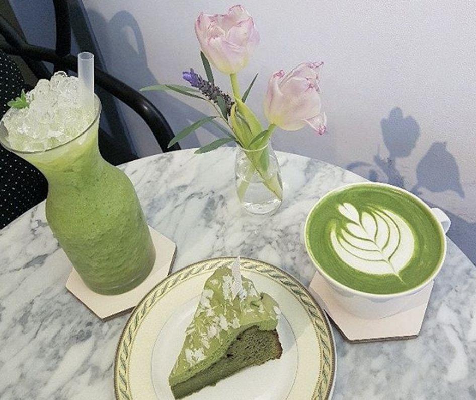 Pied咖啡廳的時尚甜品展示與時尚裝潢，是品味美食的好地方