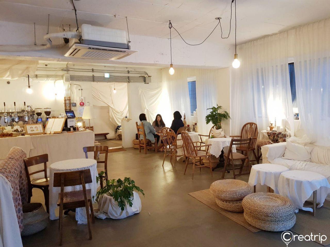 Beam Balm Cafe的優雅飲品和甜點擺盤，適合打卡拍照