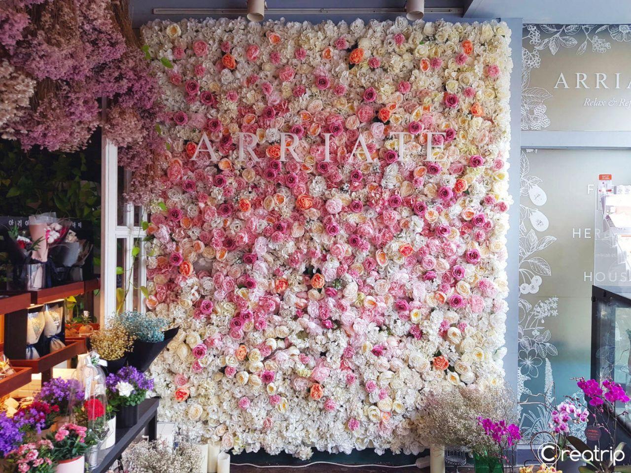 充滿花卉佈置和拍照區的Arriate 驛三店，都市中的溫室主題