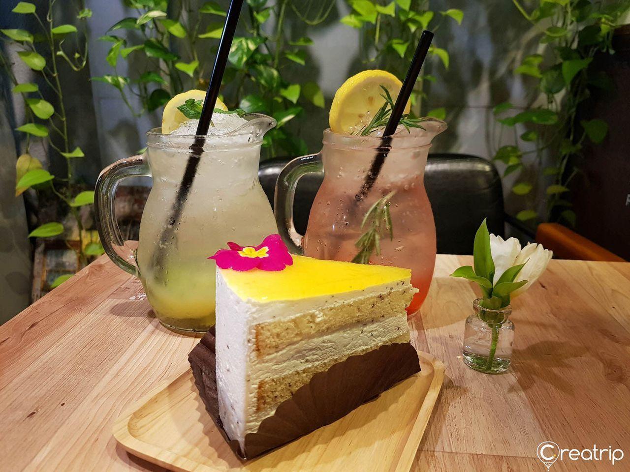 Arriate 驛三店的精美花藝展示，結合咖啡與花卉的獨特氛圍