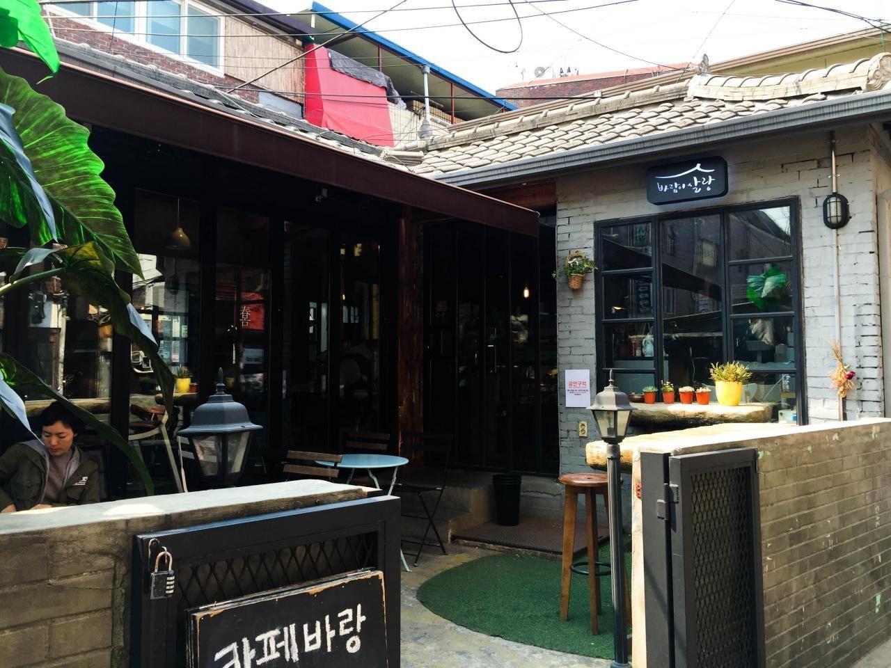 由傳統韓屋改造而成的小咖啡館，位於首爾的風輕輕地吹咖啡廳外觀