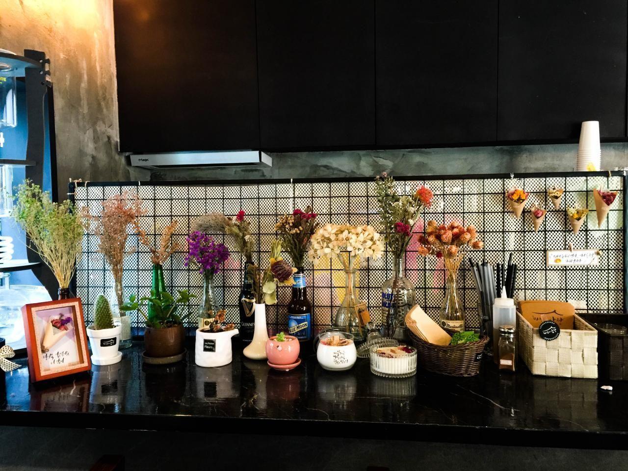 以傳統裝飾和自然元素佈置的小咖啡館，風輕輕地吹內部環境