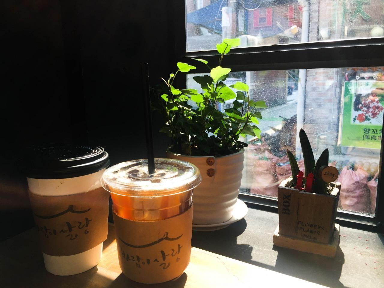 首爾風輕輕地吹咖啡廳溫馨的小露臺，提供放鬆的空間